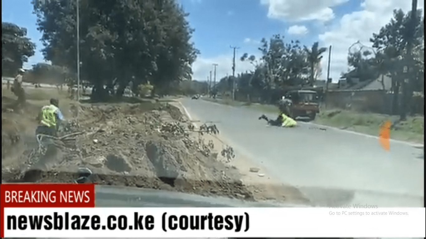 Tuk Tuk driver engaging policemen in a stone throwing fight